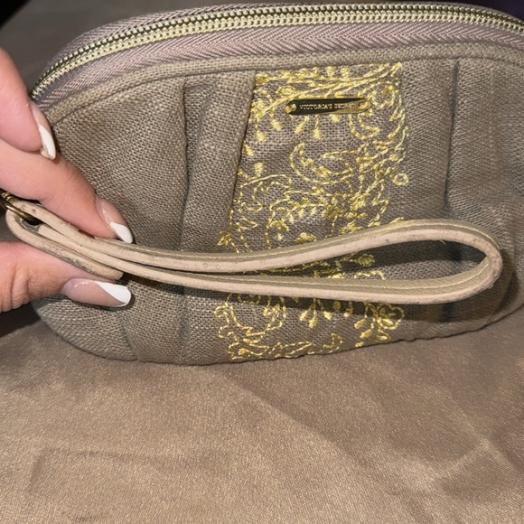 Victoria Secret taupe canvas w/goldtone hardware zip around wristlet NWOT - Picture 5 of 14